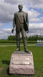 Памятник скульптору Вячеславу Клыкову на Прохоровском поле; фото:  Фото автора