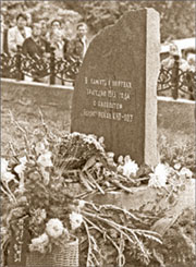 Цветы у памятного знака жертвам южнокорейского «Боинга» в г. Невельске;  ИТАР-ТАСС