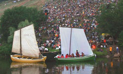 Два Грушинских фестиваля разошлись, как на реке лодки...;  фото:  ИТАР-ТАСС
