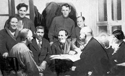 А на этом снимке – редакция «Перековки» зимой 1936 года. А. Квятковский – третий справа, М. Лукьянов сидит в центре