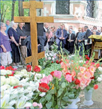 Панихида в годовщину смерти А. Солженицына прошла в Москве у его могилы на кладбище Донского монастыря;   ИТАР-ТАСС