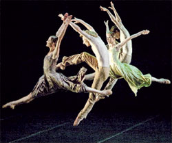 Сцена из балета Начо Дуато Na Floresta;   Михаил ЛОГВИНОВ