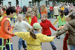 Муниципалитеты проводят спортивные и дворовые праздники для детей и взрослых; фото: Александр КУРБАТОВ