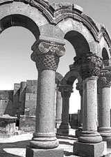 Руины древнего храма в Звартноце; фото: Екатерина ДОБРЫНИНА