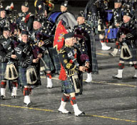 На марше оркестр волынок и барабанов Королевского инженерного корпуса Вооружённых сил Великобритании;   ИТАР-ТАСС