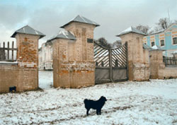 Хмелита, Смоленская область. Ворота усадьбы Грибоедовых. 2006