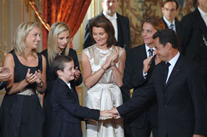 Семейство Саркози давно стало героями «глянцевых» журналов  фото: PHOTAS