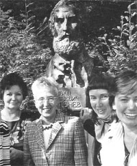 Р. Эфферн с русскими туристами на фоне бюста Тургенева в Баден-Бадене
