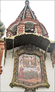 Восстановленная икона «Покров Пресвятой Богородицы с предстоящими Василием и Иоанном Блаженными» на фасаде колокольни; Фото автора