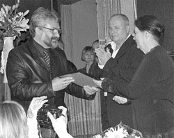 М. Тарковская вручает награду С. Минакову (в центре – А. Грязов)