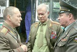 Актёры Борис Галкин и Михаил Жигалов с сыном генерала Василия Маргелова Александром 