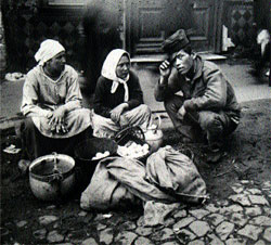 Торговля яйцами на Сухаревском рынке. Москва, 1919 г.