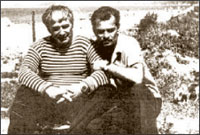 На берегу моря Нодар Думбадзе со своим приятелем