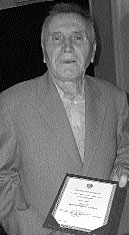 Драган Богданович-Буцич, основатель мемориала, с наградой