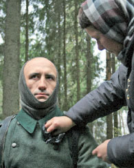 Александр Ильин – не профессиональный актёр, в картине ему выпала роль потерявшегося немецкого солдата, которого убивает Андрей