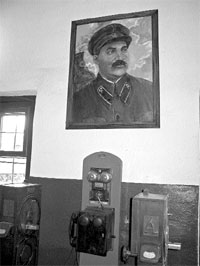 Как и во времена оны, служебное помещение станции украшает портрет наркома путей сообщения Л.М. Кагановича