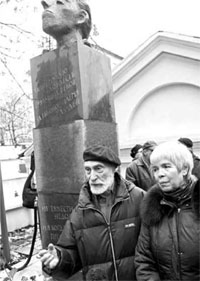 Скульпторы Д. Шаховской и Е. Мунц на открытии памятника; фото: Фёдора ЕВГЕНЬЕВА   