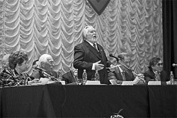 Президиум за работой. Слева направо: Людмила Швецова, Сергей Михалков, Феликс Кузнецов, Александр Соколов, Олжас Сулейменов