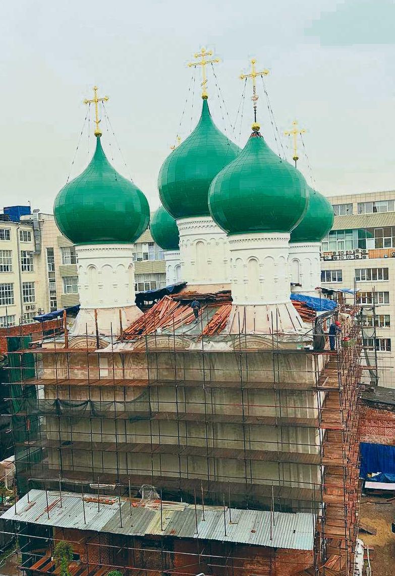 На первый в России полковой храм Рождества Богородицы в Бутырской слободе установили купола и кресты