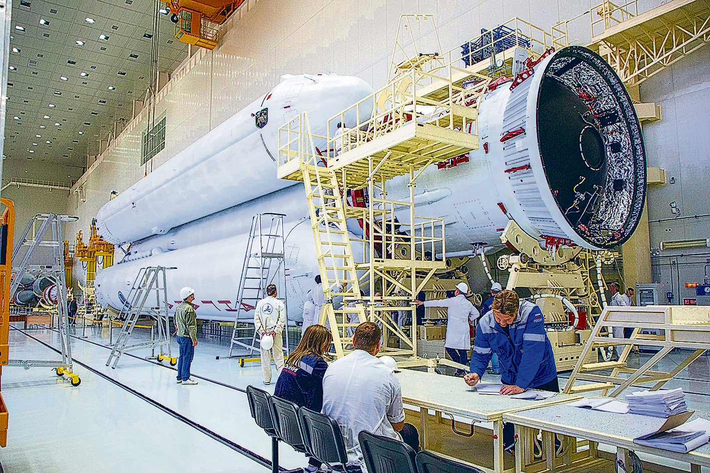 Работы с ракетой «Ангара-НЖ» в монтажно-испытательном корпусе космодрома Восточный Захарушкин Сергей / ИТАР-ТАСС