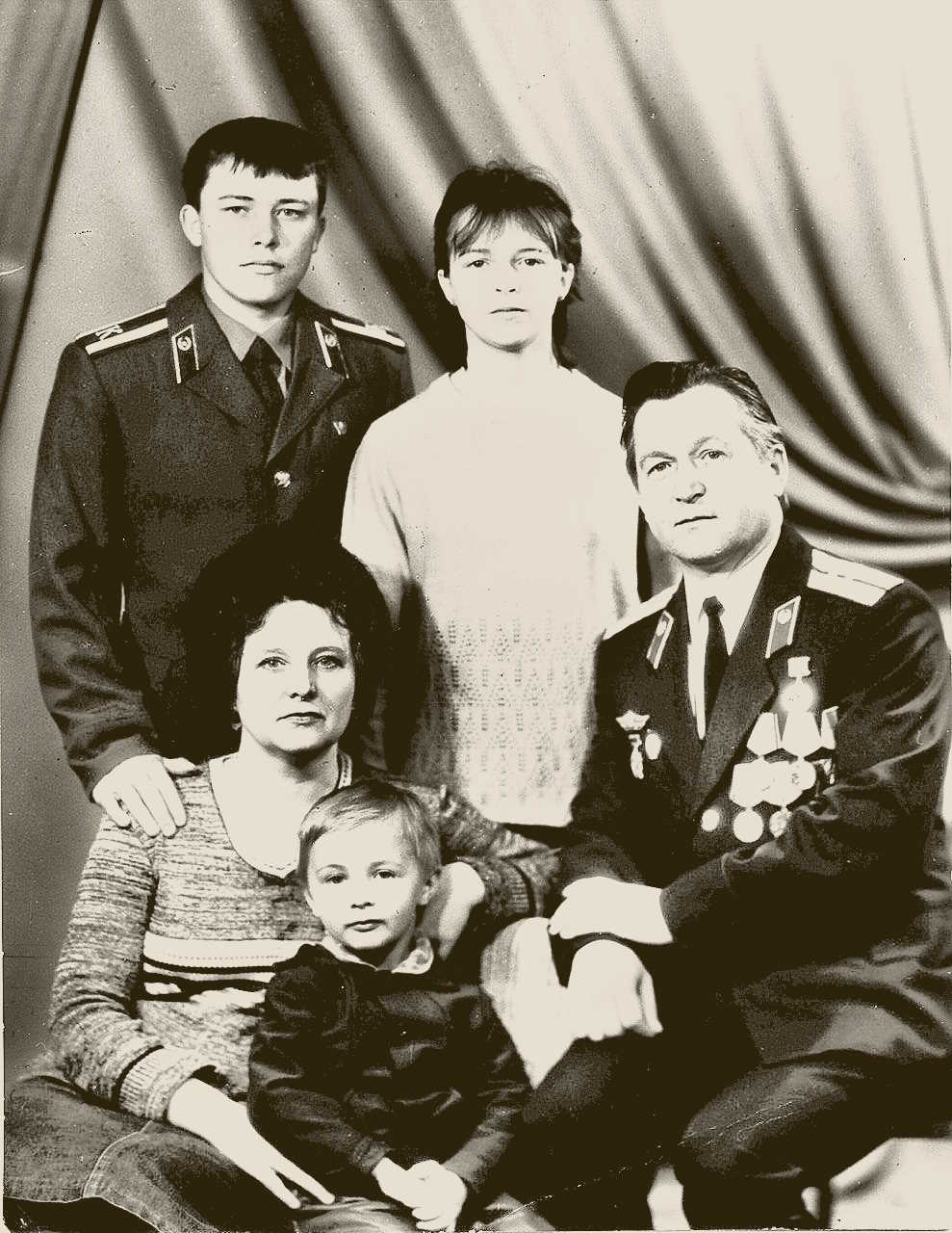 Семья военных. Вячеслав возле мамы, брат, сестра и папа