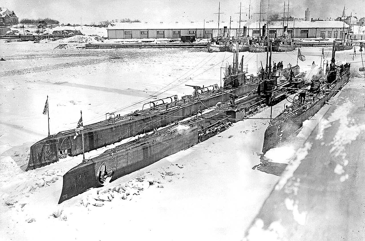 Русские подлодки «Волк» и «Барс» (в центре) на Балтике, 1915–1917 гг.