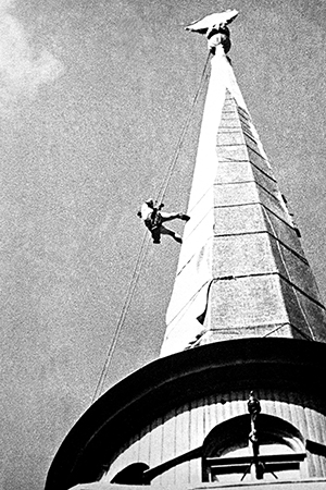 Май – июнь 1942-го, Ленинград. Альпинистка Александра Пригожева на работах по маскировке шпиля Адмиралтейства (Фото: ИТАР-ТАСС)