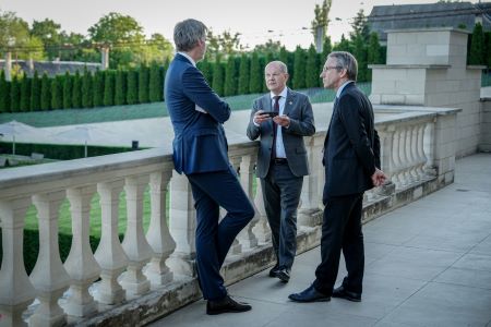 Президент Сербии Вучич в позе, которая говорит, что не очень доверяет канцлеру ФРГ Шольцу (стоит лицом к нам)
