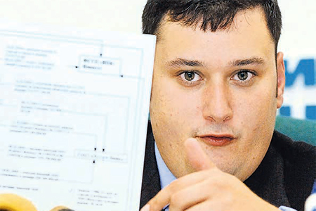 5 сентября 2005 года. Депутат Государственной думы Александр Хинштейн во время пресс-конференции демонстрирует схему покупки Михаилом Касьяновым земельного участка «Сосновка-1» 5 сентября 2005 года. Депутат Государственной думы Александр Хинштейн во время пресс-конференции демонстрирует схему покупки Михаилом Касьяновым земельного участка «Сосновка-1»