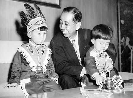 Токио, июль 1957 года. Премьер-министр Нобусукэ Киси с внуками. Синдзо Абэ – справа. Мальчики в костюмах, которые дед привёз в виде сувениров из Вашингтона. Почему бы  не побаловать ребят костюмом индейца, например?