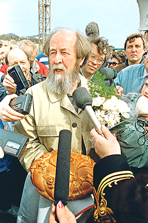 Жители Магадана встречают писателя Александра Солженицына, вернувшегося на российскую землю после 20-летнего пребывания за границей