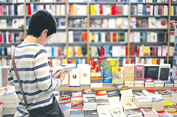 Что только не продают в книжных магазинах