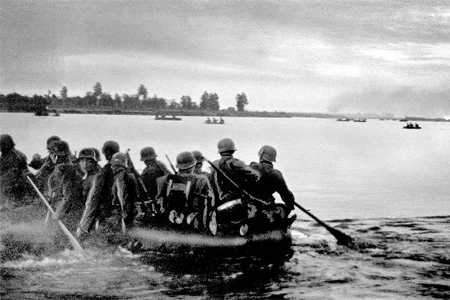 22 июня 1941 года, немецкие солдаты переправляются через реку Буг в Белоруссии
