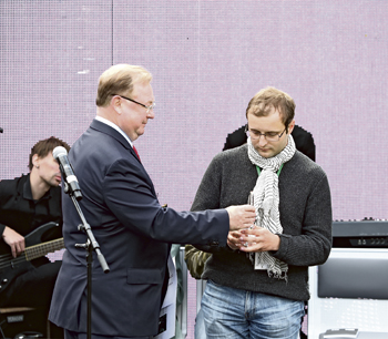 Константин Куприянов получает награду из рук председателя  Наблюдательного совета премии «Лицей» Сергея Степашина