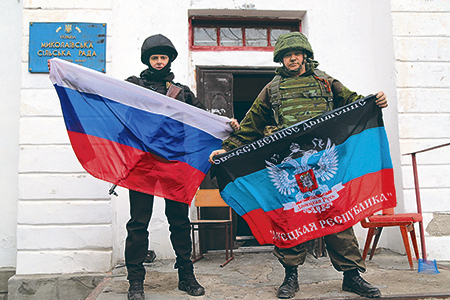 Бойцы Народной милиции Донецкой Народной Республики у дверей сельсовета Николаевки, 27 февраля 2022 года