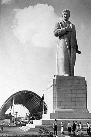 Скульптура И.В. Сталина на территории Всесоюзной сельскохозяйственной выставки. Скульптор Меркуров
